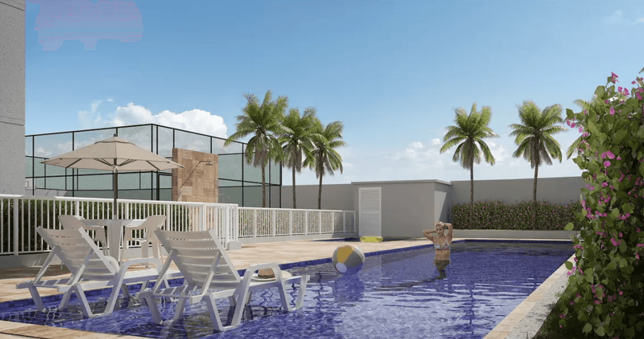 Área da piscina com espreguiçadeiras, mesas, guarda-sol e palmeiras