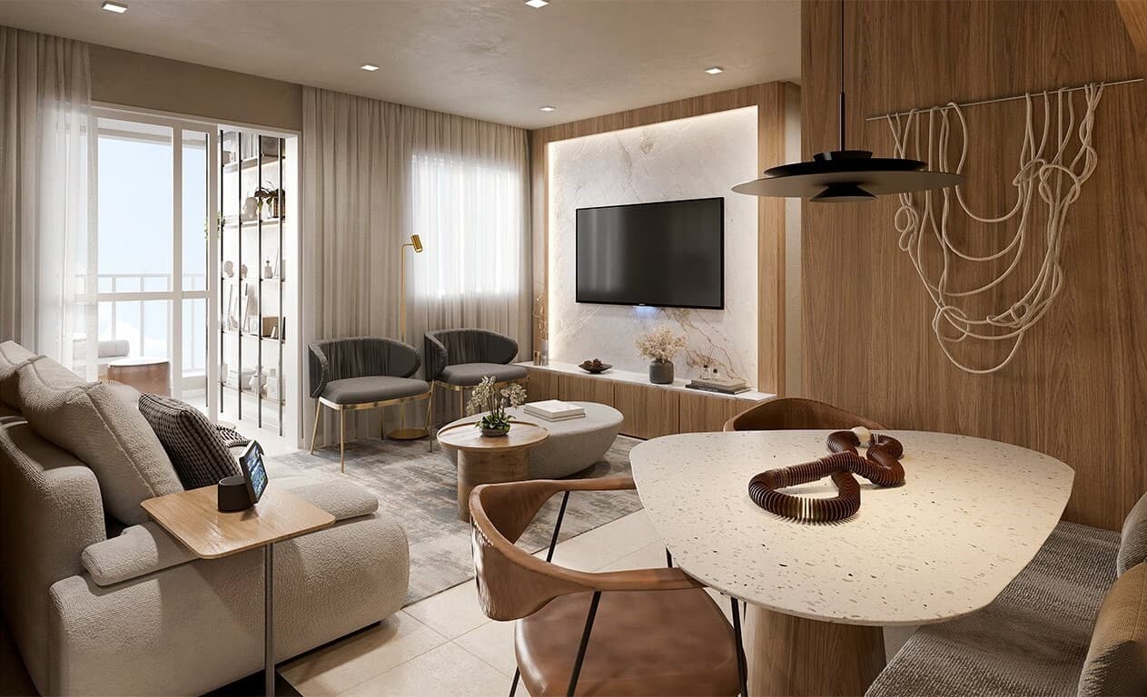 Sala de estar integrada com sofá cinza, TV na parede com painel ripado e mesa de jantar.
