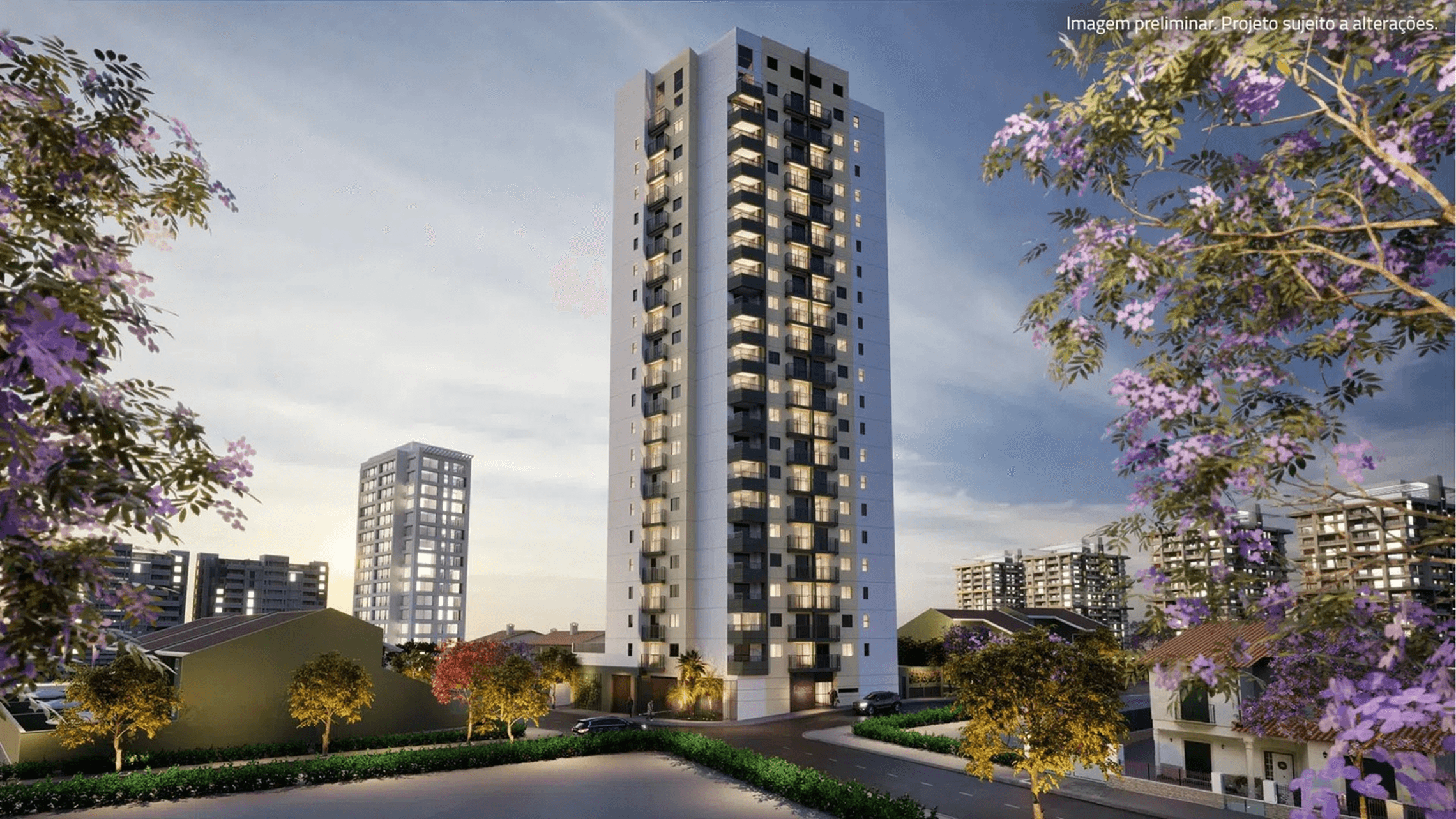 Fachada do edifício residencial alto com varandas e iluminação noturna, cercado por vegetação.
